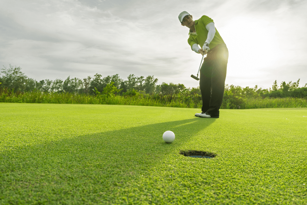 a person playing a golf 